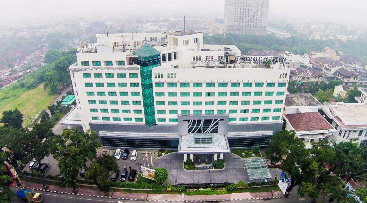 Emerald Garden International Hotel Medan Exterior foto