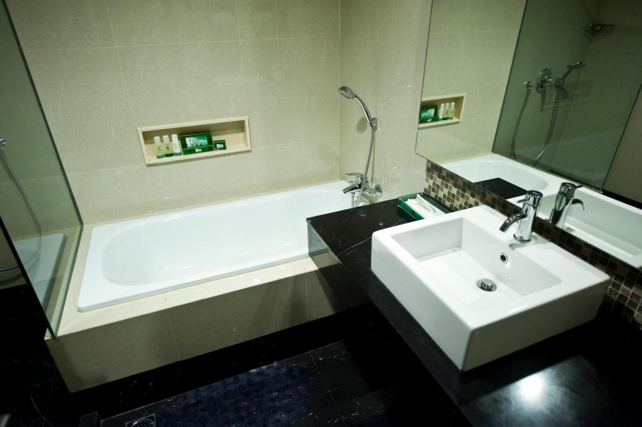 Emerald Garden International Hotel Medan Exterior foto