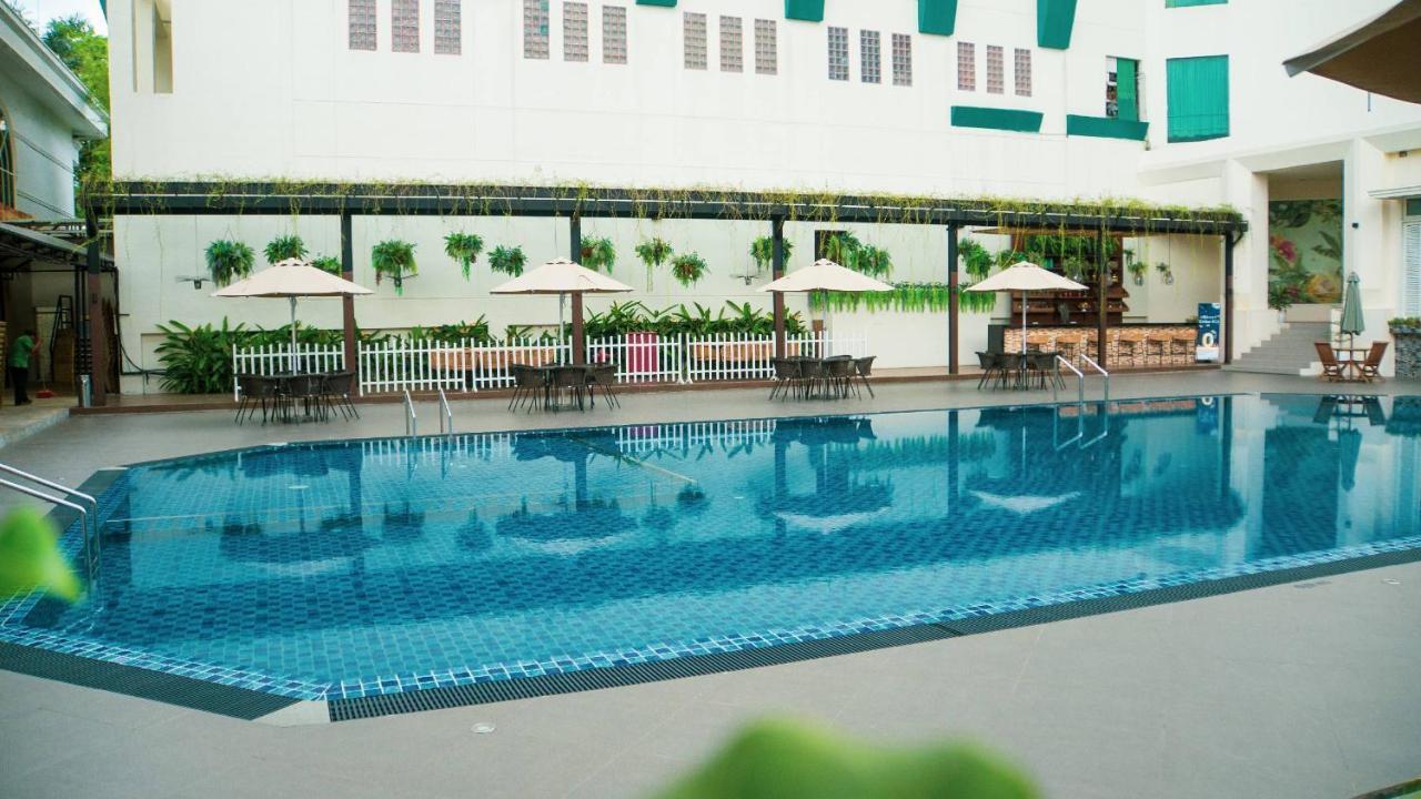 Emerald Garden International Hotel Medan Exterior foto