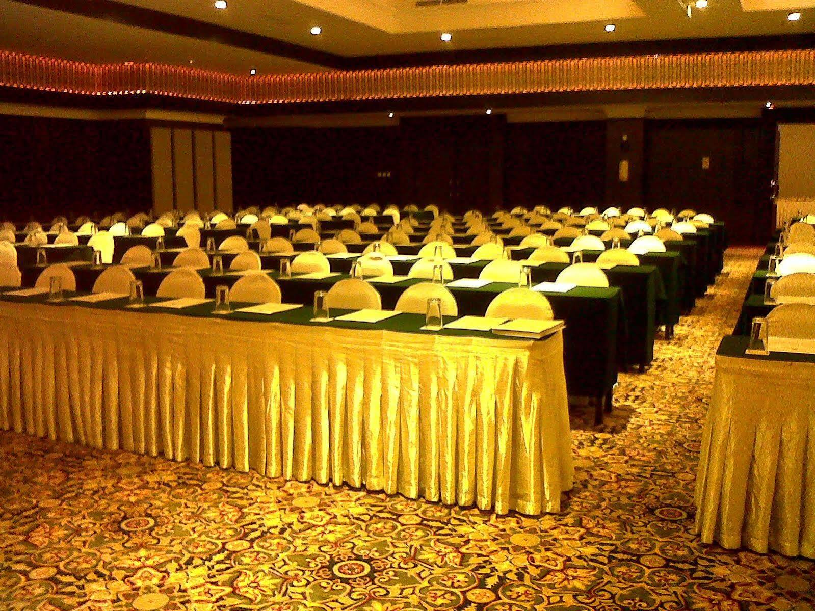 Emerald Garden International Hotel Medan Exterior foto